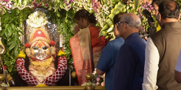 राष्ट्रपती-द्रौपदी-मुर्मू-यांची-कोराडी-मंदिराला-भेट-1-750x375
