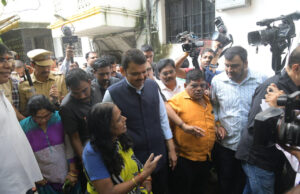 नाग नदीच्या पुरामुळे झालेल्या घरांच्या नुकसानीची उपमुख्यमंत्री देवेंद्र फडणवीस यांच्याकडून पाहणी