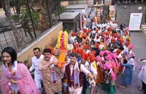 १०० वे अखिल भारतीय मराठी नाट्य संमेलनातना नाट्य कलावंतांसोबत पारंपरिक लोककलांनी सजली नाट्य दिंडी