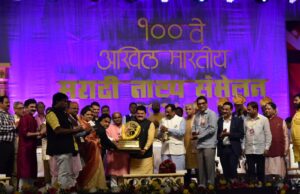 मराठी रसिक जीवंत आहे तोवर नाटक संपणार नाही – देवेंद्र फडणवीस