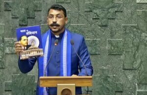 हातात संविधान आणि चंद्रशेखर यांची शपथ.. कोणत्या खासदाराला त्यांनी ‘सत्यपूर्ण उत्तर’ दिले, खास कोणाला भेटले?