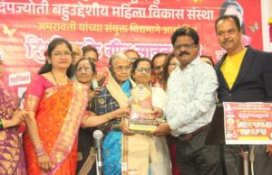 कलाकारांच्या वतीने पुण्यात श्रीमती शकुंतला घाडगे यांना आदर्श माता पुरस्कार.