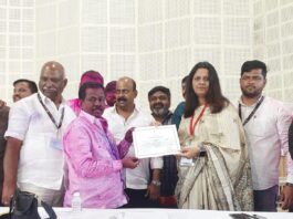 पिंपरी विधानसभेचे विजयी उमेदवार अण्णा बनसोडे यांना निवडणूक निर्णय अधिकारी अर्चना यादव यांच्या हस्ते निवडणूक प्रमाणपत्र सुपूर्द