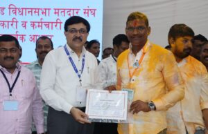 चिंचवड विधानसभेचे विजयी उमेदवाराला निवडणूक निर्णय अधिकारी अनिल पवार यांच्या हस्ते निवडणूक प्रमाणपत्र सुपूर्द