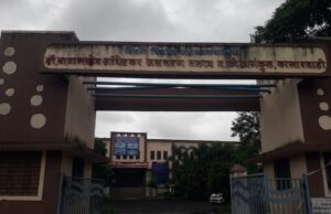 कासारवाडीतील डॉ बाबासाहेब आंबेडकर जलतरण तलावाच्या इमारतीला असलेली सिमा भिंत धोकादायक स्थितीत